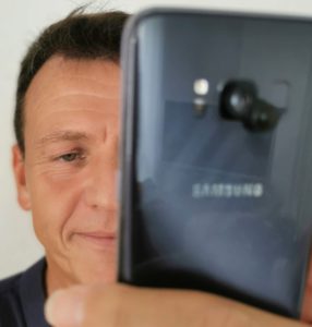 Wilfried Pauli mit LiLscüpe Linse auf Samsung S6